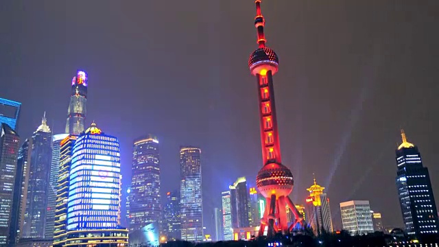 夜景上海天际线。东方明珠和黄浦江。视频素材