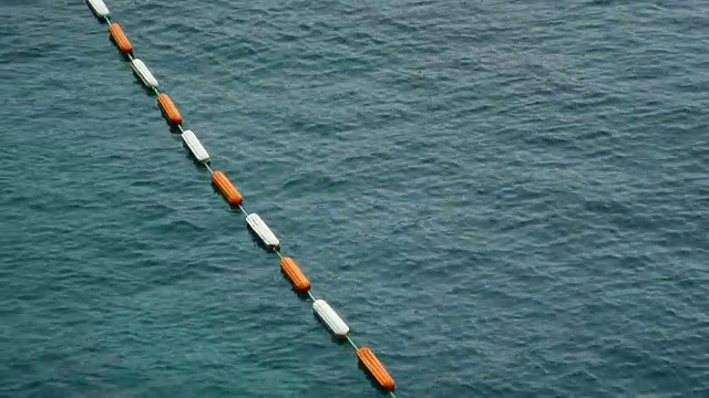 海中的浮标。限制和救援浮标视频素材