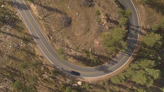 空中越野车在松林山口公路的急弯处行驶视频素材