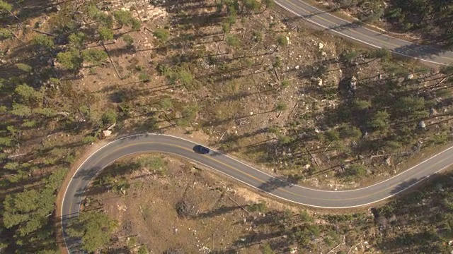 天线:越野车吉普车行驶在蜿蜒的道路上，穿过森林山口视频素材