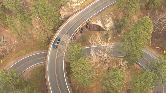 在南达科塔布莱克山，汽车在公路旅行中驾驶着猪尾桥视频素材