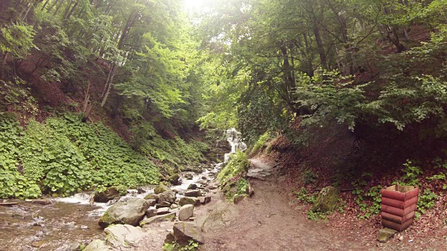 隐藏在山林中的瀑布的美丽景色视频素材