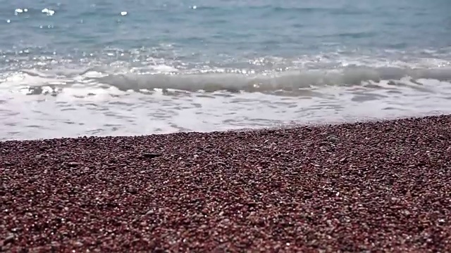 沙滩上的鹅卵石。海岸边的纹理。的亚得里亚海视频素材