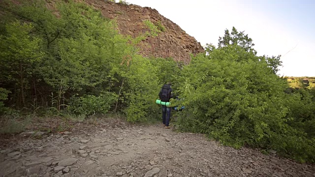 一对背着背包旅行的年轻夫妇。视频素材