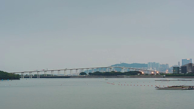 中国日落黄昏多云的天空澳门城湾著名大桥全景4k时间流逝视频素材