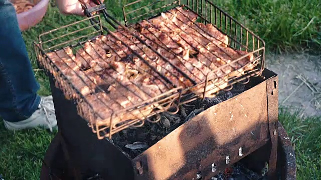 多汁的肉用木炭炒视频素材