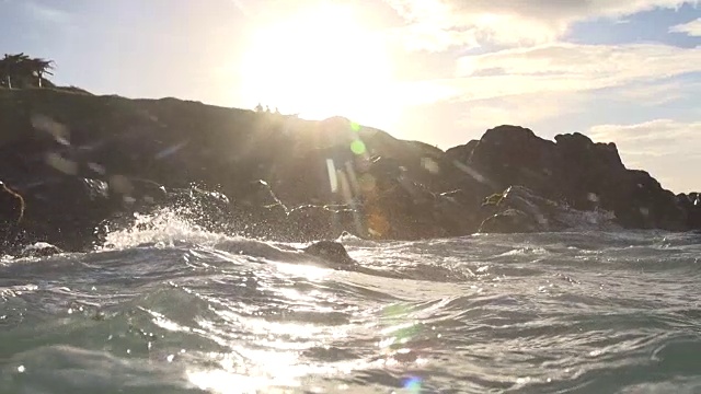 海浪拍打着夏威夷海岸视频素材