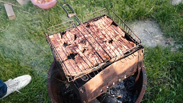 多汁的肉用木炭炒视频素材