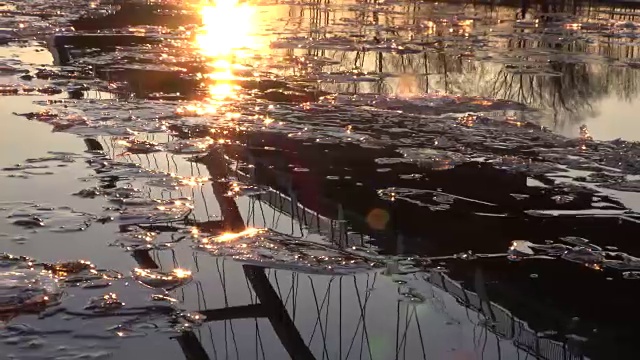 日落时，浮冰在河上漂流，冰原，主，冬季，4K视频素材