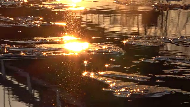 日落时，浮冰在河上漂流，冰原，主，冬季，4K视频素材