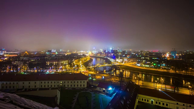 立陶宛夜间时间著名的维尔纽斯城堡河城市景观全景4k时间流逝视频素材