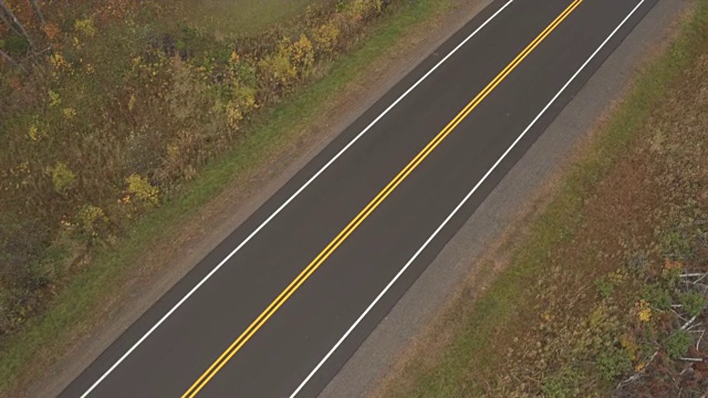 图:穿过乡村的高速公路上的黄白线标志视频素材