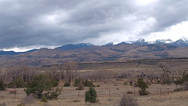 农业景观，广阔的牧场和农场下的岩石山脉视频素材