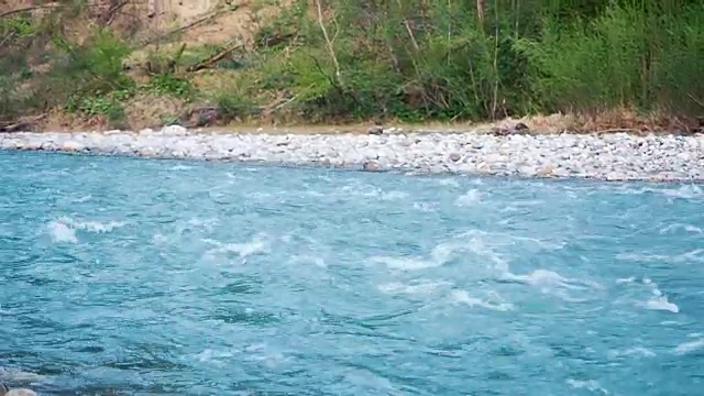 纯净的山河与强大的水流从高加索山脉快速流动。晚上视频素材