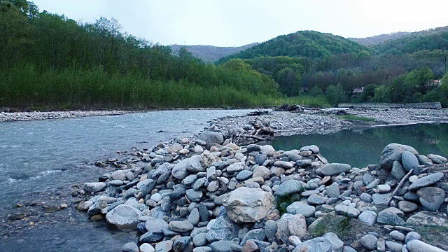 纯净的山河与强大的水流从高加索山脉快速流动。晚上视频素材