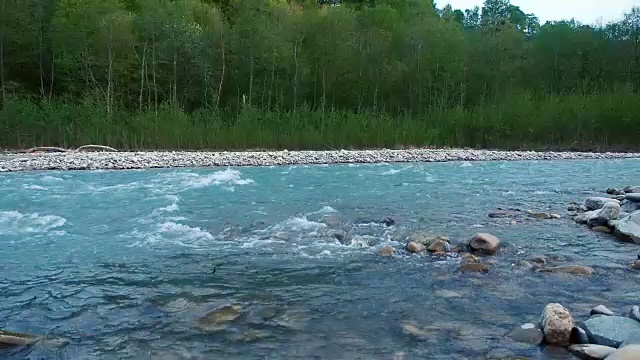 纯净的山河与强大的水流从高加索山脉快速流动。晚上视频素材