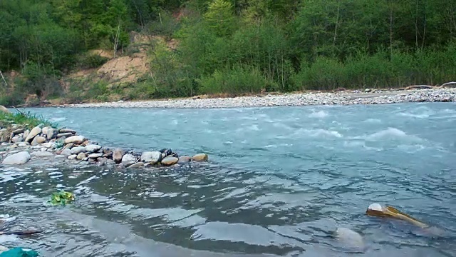 纯净的山河与强大的水流从高加索山脉快速流动。晚上视频素材