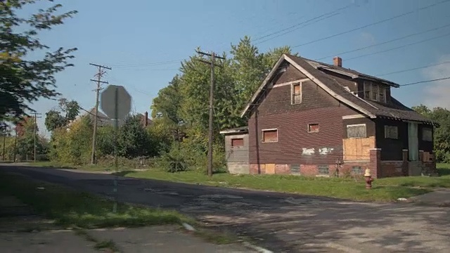 在美国阳光明媚的底特律，毁坏的道路和废弃的房屋视频素材