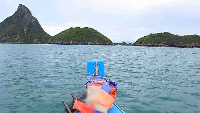 一艘泰国船驶往岛屿视频素材