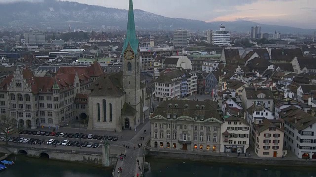 瑞士苏黎世格罗斯蒙斯特观景台mÃ¼nsterbrÃ¼cke河多云的傍晚全景4k视频素材