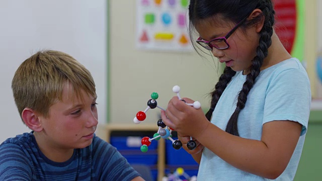 学生们在教室里看科学模型视频素材