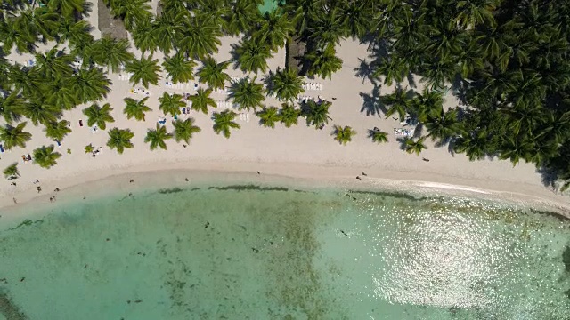 天堂热带岛屿海滩鸟瞰图。海滨制盐业迦南。视频素材