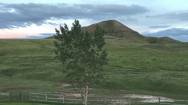 日落时的绿色山坡景观视频下载