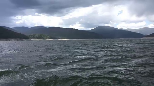 山湖的暴风雨日视频下载