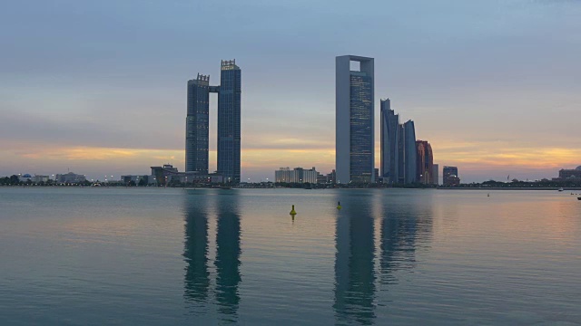 日落天空阿布扎比码头著名的滨海沙滩湾全景4k阿拉伯联合酋长国视频素材