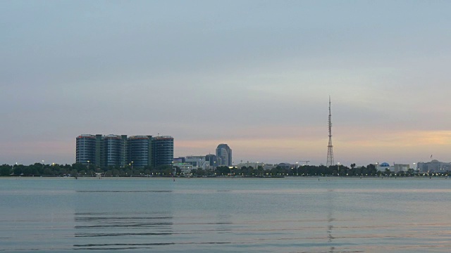 阿布扎比码头著名的滨海湾日落天空全景4k阿拉伯联合酋长国视频素材