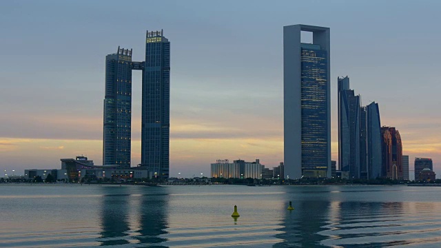 阿布扎比码头著名的滨海湾城市景观日落天空全景4k阿拉伯联合酋长国视频素材