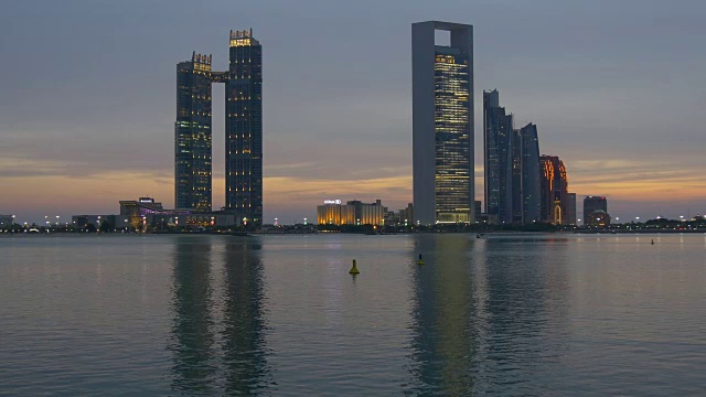 阿布扎比码头著名的滨海湾日落天空市中心全景4k阿拉伯联合酋长国视频素材