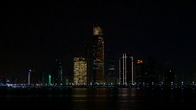 夜间阿布扎比河码头市中心滨海湾全景4k阿拉伯联合酋长国视频素材