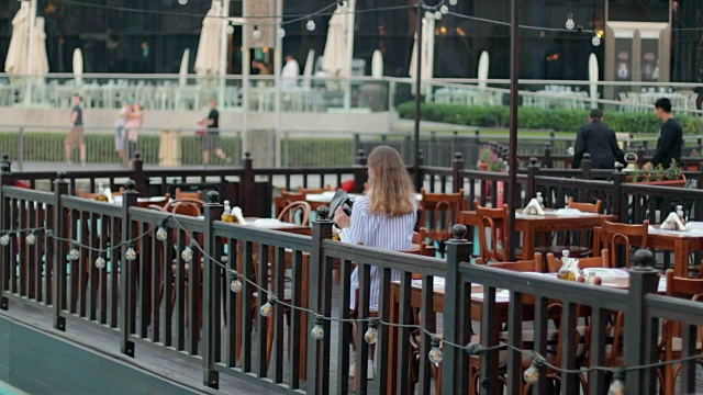 女人们来到水上餐厅视频素材