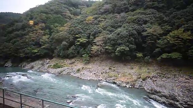 从相野风景铁路(也被称为相野浪漫火车或相野托罗科)观看相野河是一条观光铁路线，沿相野河运行在岚山和龟冈之间。视频素材