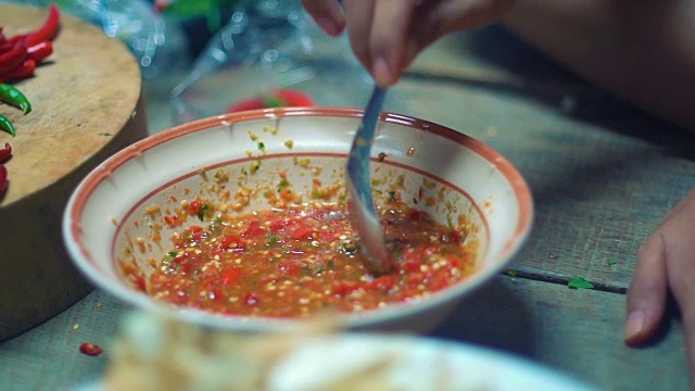 烹饪泰式辣酱的辣椒慢动作视频素材