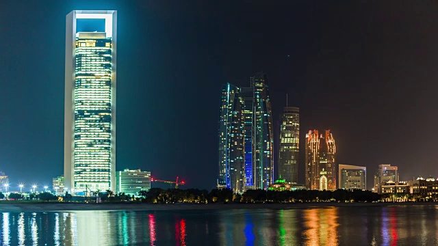 夜间照明阿布扎比市中心海湾全景4k时间流逝阿联酋视频素材