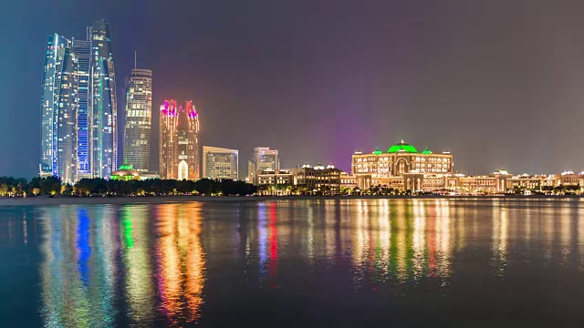 夜光阿布扎比市海湾市中心著名的酒店全景4k时间流逝阿联酋视频素材