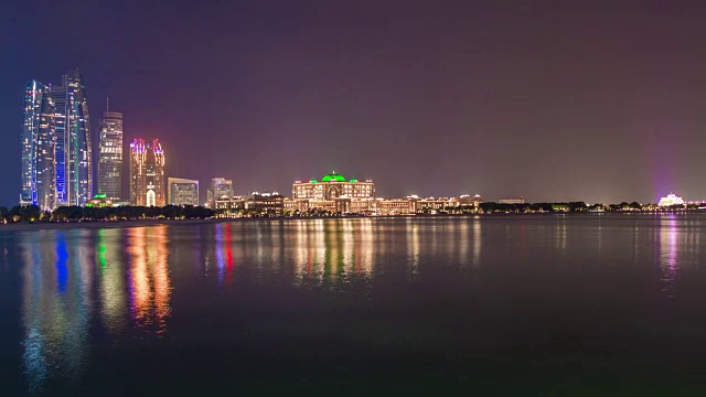 夜晚灯光阿布扎比著名的观景点码头岛市中心全景4k时间流逝阿联酋视频素材