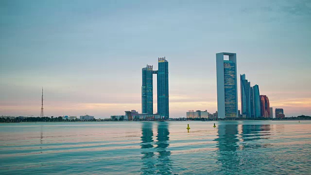 日落阿布扎比滨海湾滨海沙滩市中心全景4k时间推移视频素材