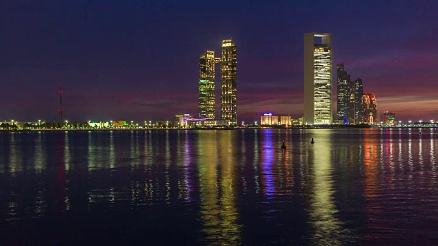 日落天空阿布扎比滨海湾市中心全景4k时间流逝阿联酋视频素材