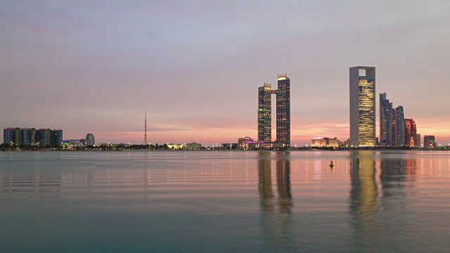 阿布扎比市著名的日落湾市中心滨海沙滩全景4k时间流逝阿联酋视频素材