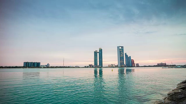 阿布扎比日落天空滨海湾滨海大道全景4k时间流逝阿联酋视频素材