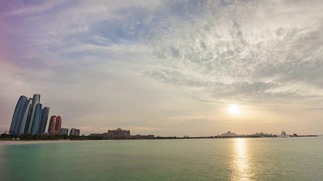 日落阳光阿布扎比市中心海湾城市景观全景4k时间流逝阿联酋视频素材