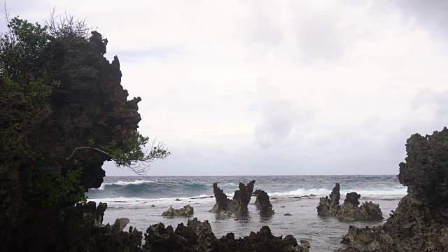 热带岛屿上的岩石海滩。菲律宾,Siargao视频素材