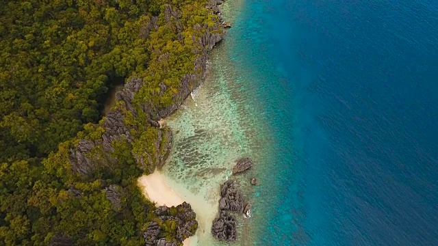 美丽的热带泻湖，鸟瞰图。热带岛屿视频素材