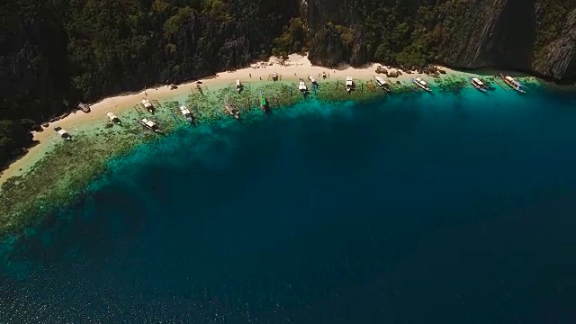 美丽的热带泻湖，鸟瞰图。热带岛屿视频素材