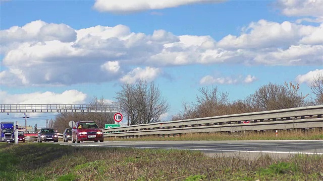 公路交通-汽车和卡车-时间流逝视频素材