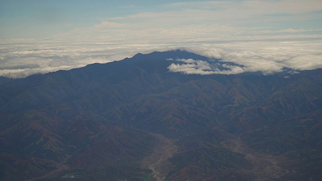 从飞机窗口看山上的景色视频素材