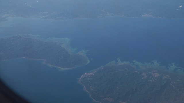 从飞机窗口眺望大海视频素材